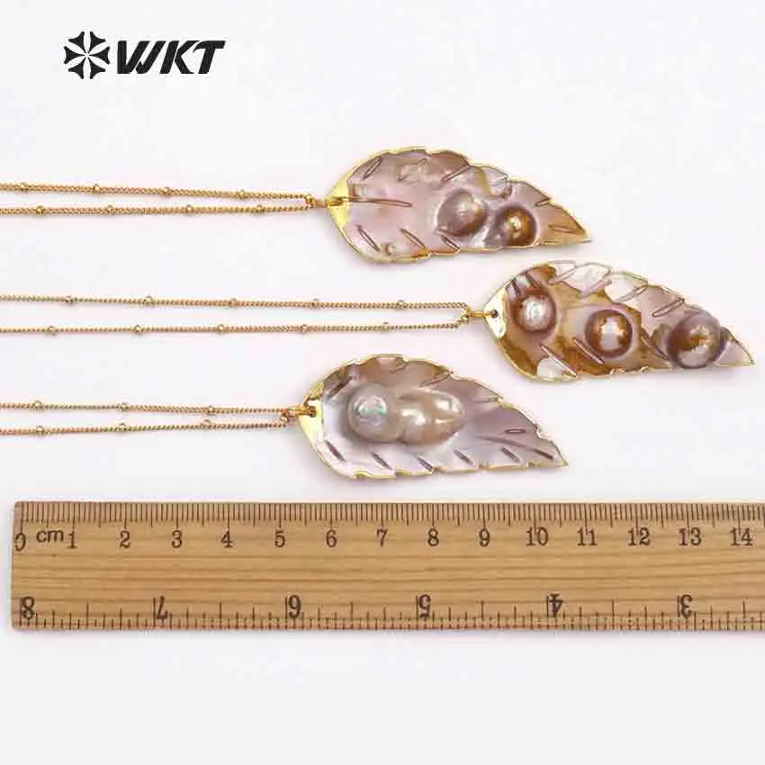 WT-JN054 Wholesale Random Size Pearls Pendant Dainty Crave With Gold Bezel For Necklace Leaf Shape Natural Sea Shell Necklace