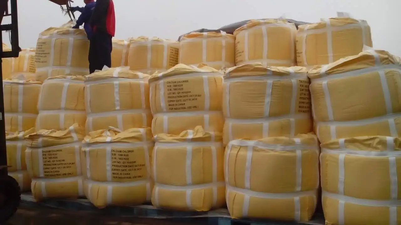 road snow melting agent/bulk de-icing salt 74% gralunar calcium chloride