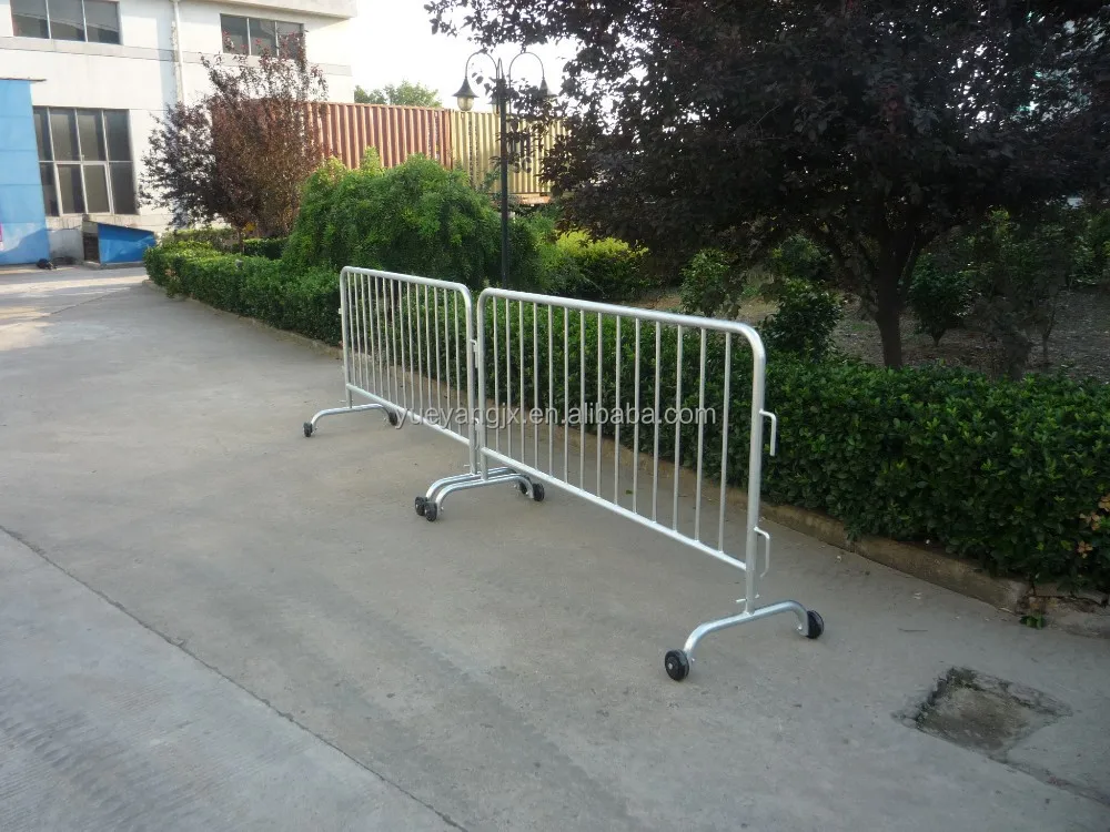 Road Safety Galvanized Steel Mobile Barrier With Wheels