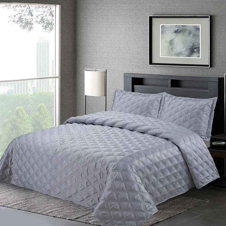 Однотонное стеганое покрывало из атласной ткани