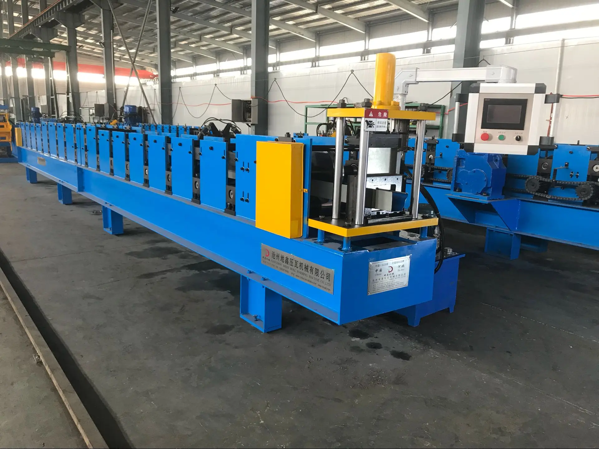 Автоматическая продвинутая металлическая сталь, оцинкованная сталь, водосточные желоба, кровельный лист, роликовая формовочная машина хорошего качества