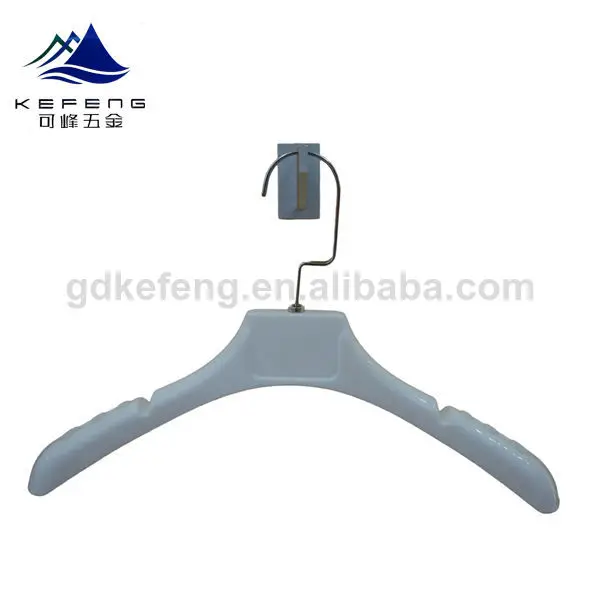 пластиковые вешалки в различных стилях для показа одежды