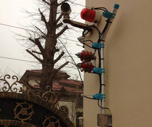 High bright audible and visual flashing light siren for electric fence