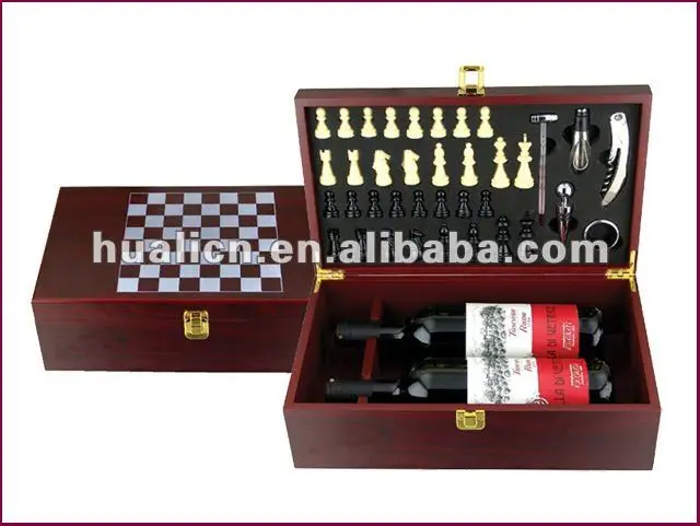 Две бутылки вина с шахматным набором