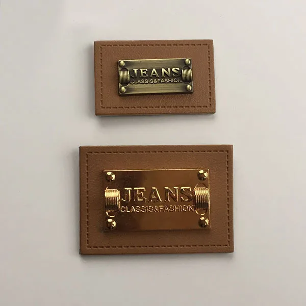 Тисненые джинсы и кожаные этикетки для сумок