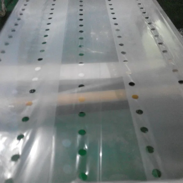 Воздухопроницаемая полиэтиленовая пленка с отверстиями