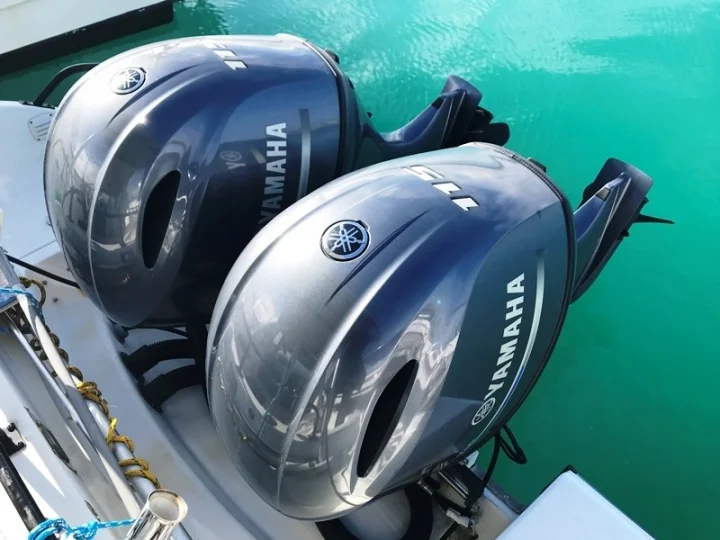 Рыболовная лодка с центральной консолью высокого качества