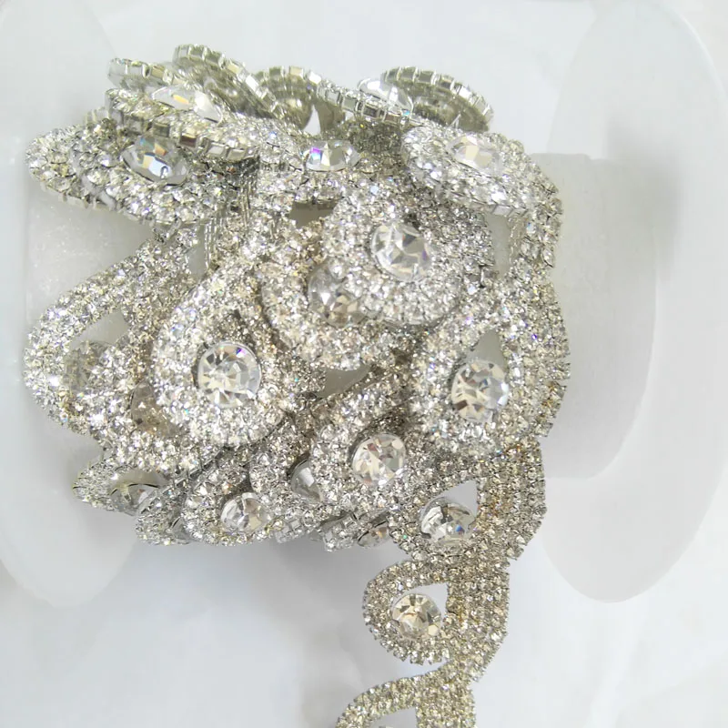 
Hot Sale Shining Crystal Rhinestone Chain in Good Quality for Wedding Dress 