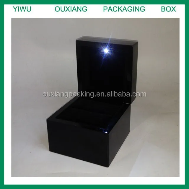hot sale piano black lacquer finish luxury led light championship ring box