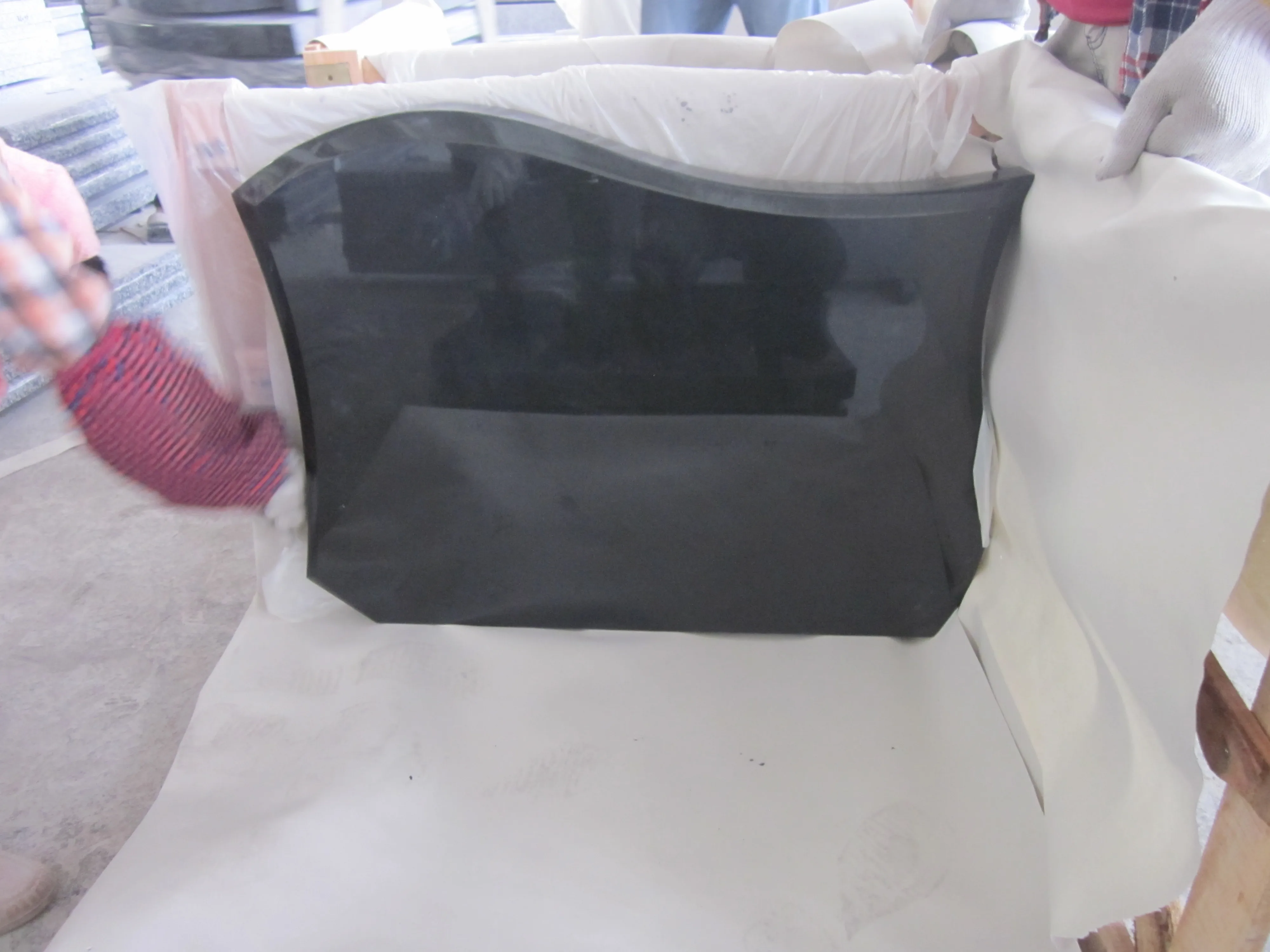 Импортный индийский камень-памятник из черного гранита