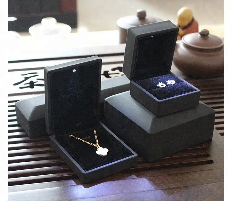 
Latest Hot Custom Color LOGO Plastic Jewelry LED Light Ring Box High End Ring Bracelet Pendant Bangle Jewellery Boxes with Light 