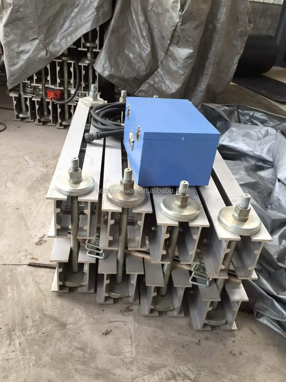 Conveyor belt joint vulcanizing press