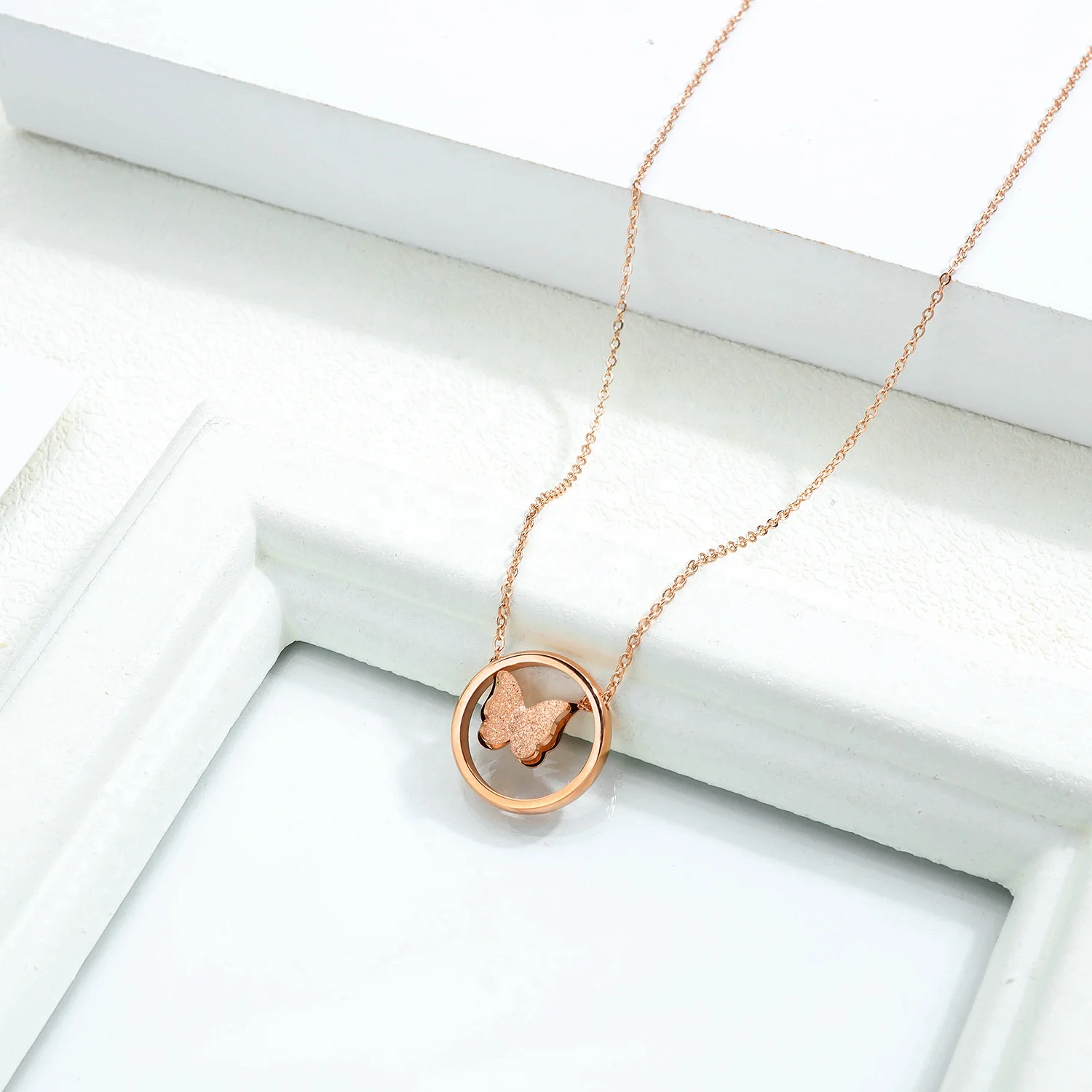  Великолепное винтажное ожерелье из нержавеющей стали 18K позолоченная розовая бабочка кулон эффектное титановое для женщин и девушек