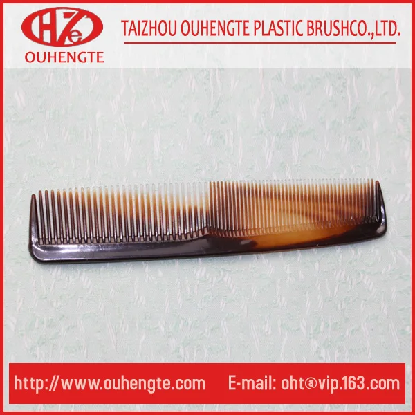
cheap plastic small comb in hairdrssing shop 