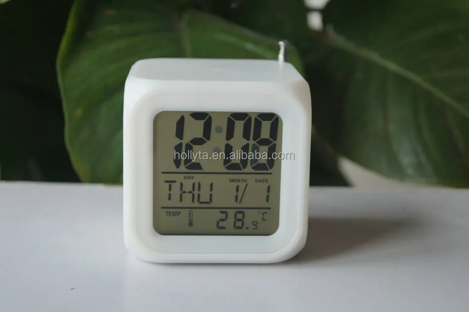 
 Кубические светодиодные часы с изменением цвета и FM-радио  