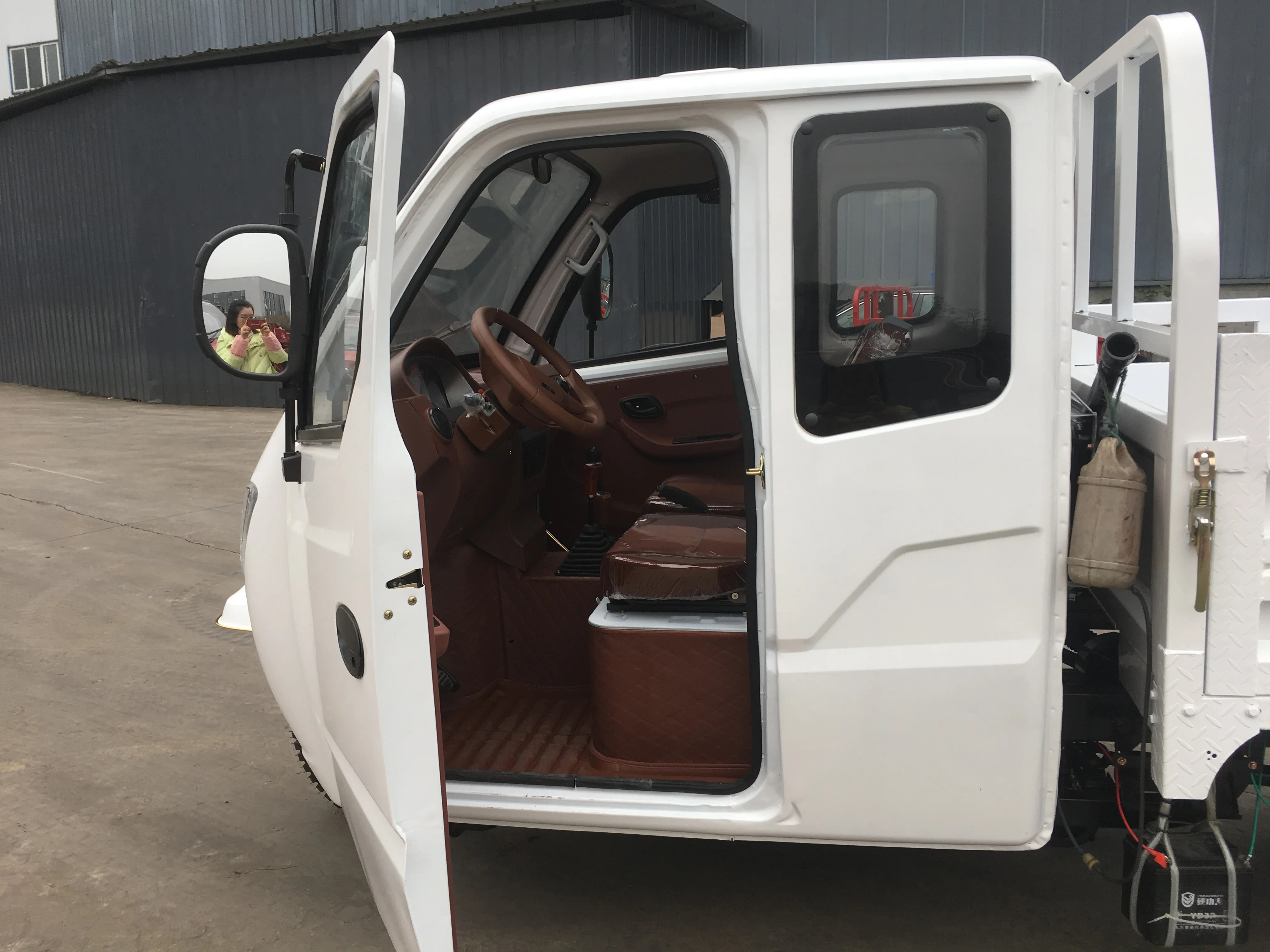 250CC MAOTORIZED CARGO STEERING WHEEL CABIN TRICYCLE