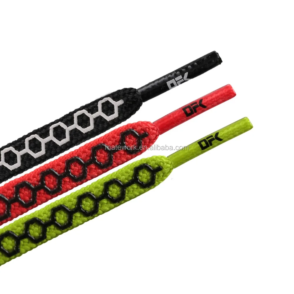 Flat shoelace with plastic tips