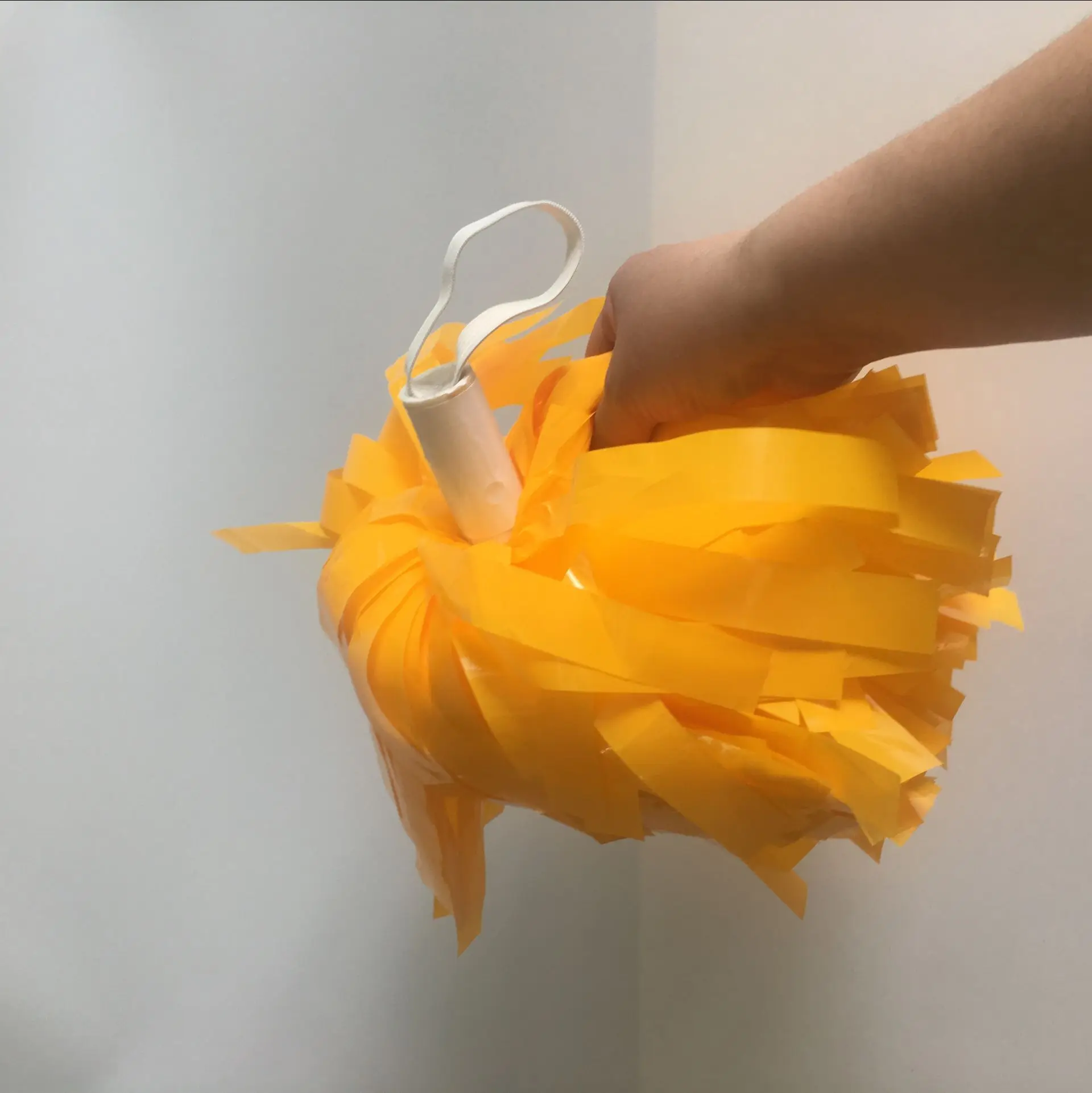 6  inch  wet look plastic yellow single handle cheerleading pom poms