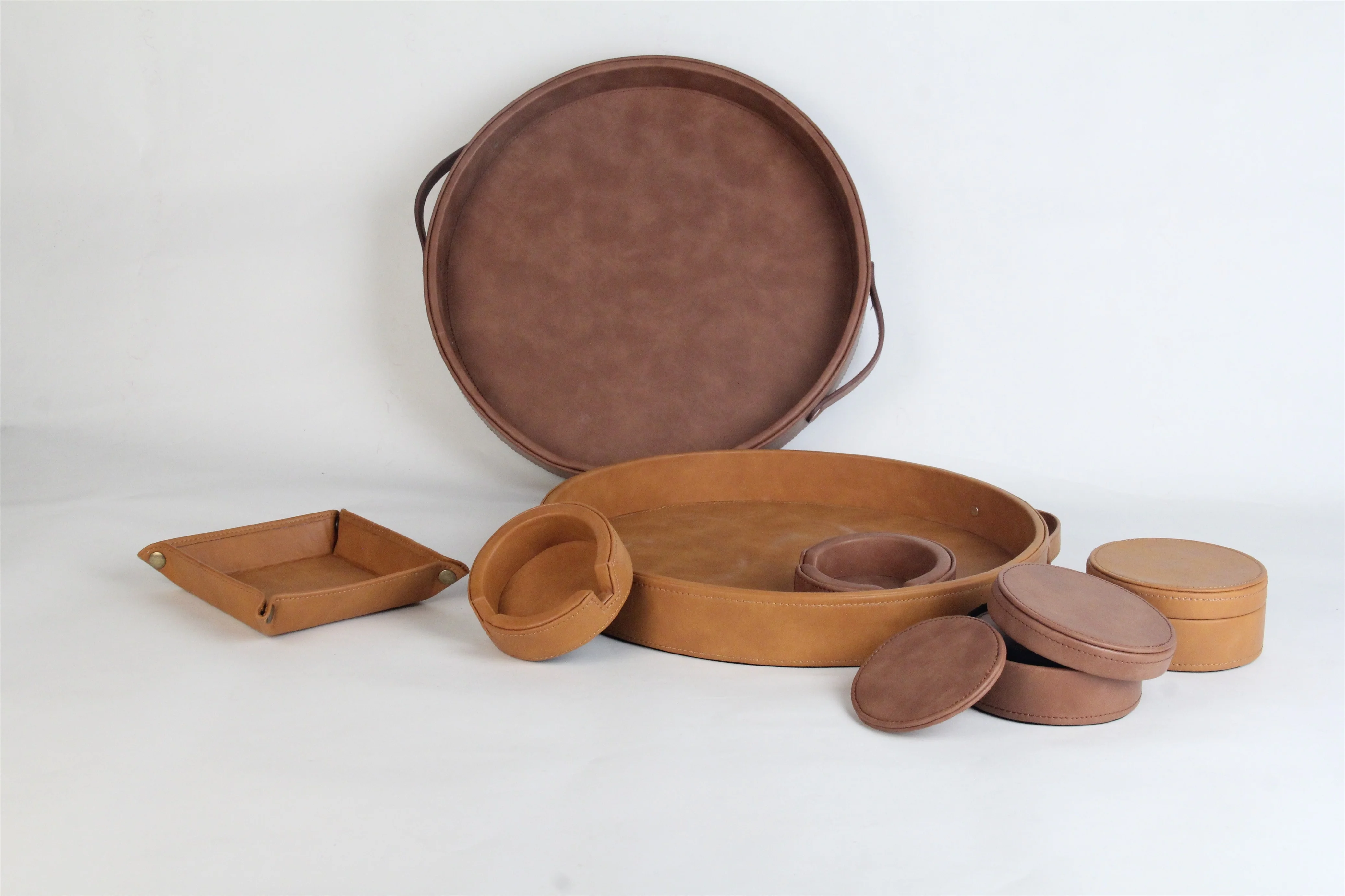 Round Faux Leather Serving Tray for Oragnization and Home Decoration