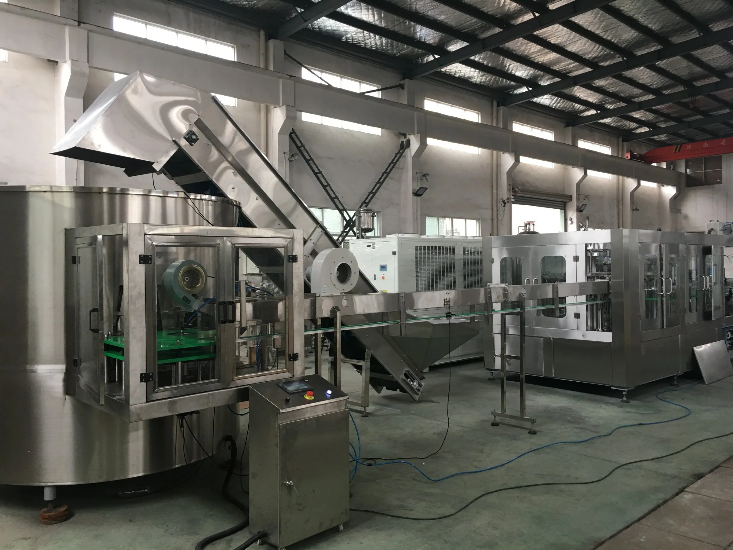 DCGF 32-32-10 10000bph газированная машина для наполнения газированной