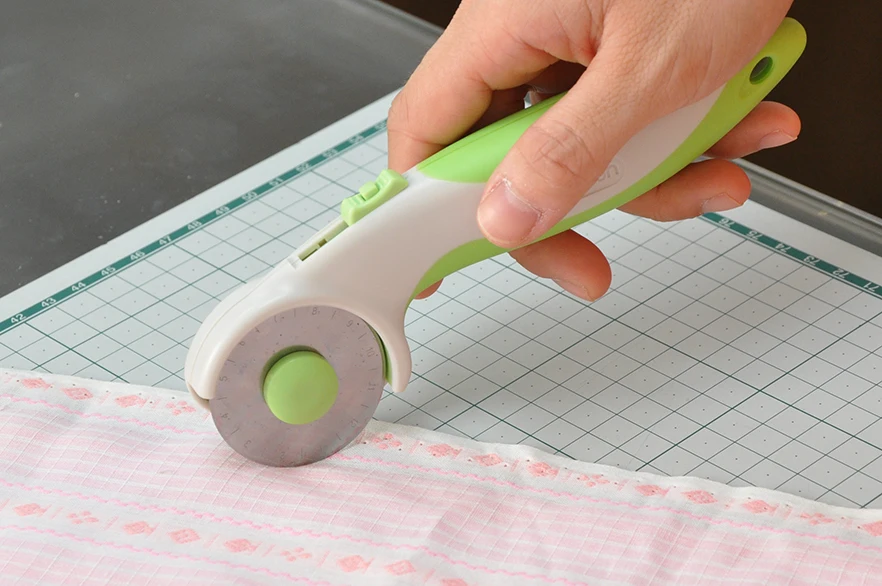 Taiwan 45mm Safety Lock Soft Grip Leather ergonomic plastic paper quilt rotary cutter for quilting