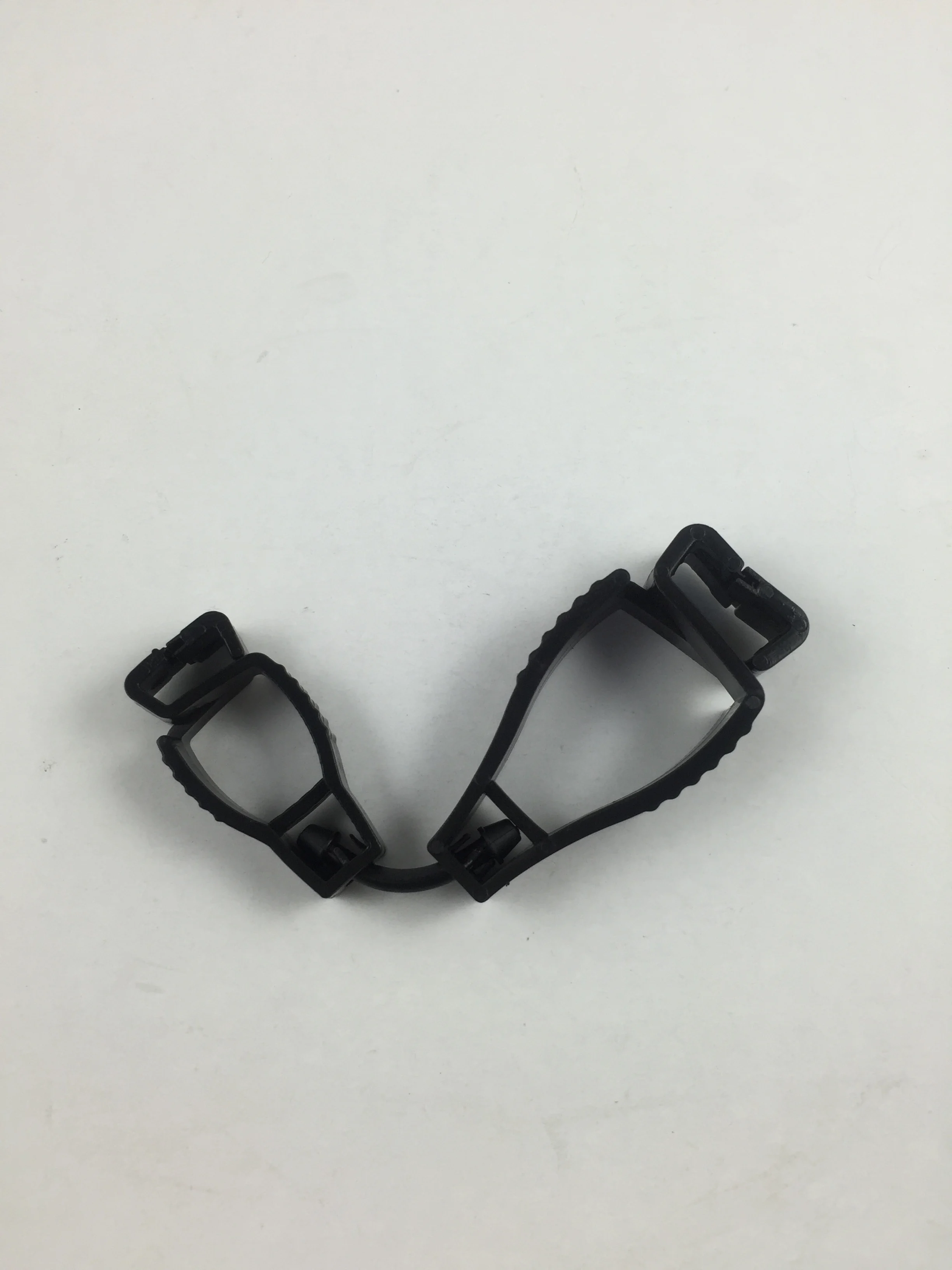 Customize Factory Direct Sale Standard Size Pom clip glove holder Plastic Glove Holder Clips