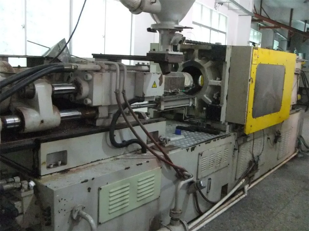 Taiwan Chuan Lih Fa CLF 250 Ton used injection molding machine