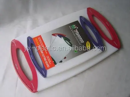 Цветная дешевая пластиковая разделочная доска с ручкой