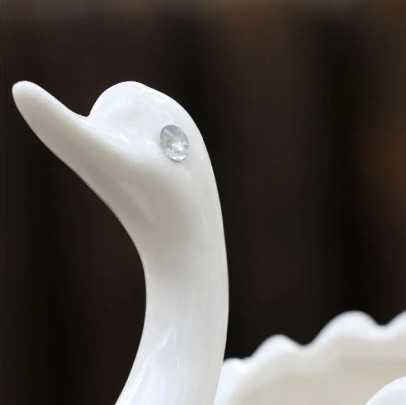 Elegant Matt White Glazed High Quality White Swan Flowerpot Seeding Pot