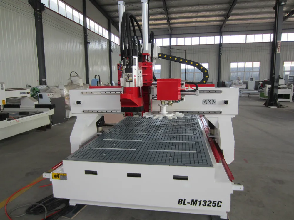 качественный фрезерный станок с чпу с авто-сменой/токарно-гравировалный станок с чпу /простр авто-смены фрезы станок