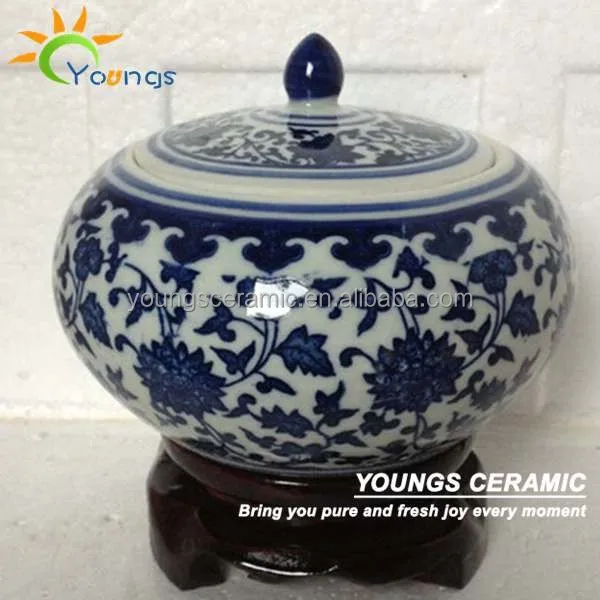 Traditional chinese small blue and white ceramic urn jars