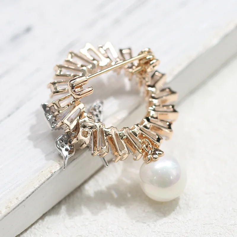 
Elegant Women Zircon Round Copper Brooch With Butterfly Pearl pendant 