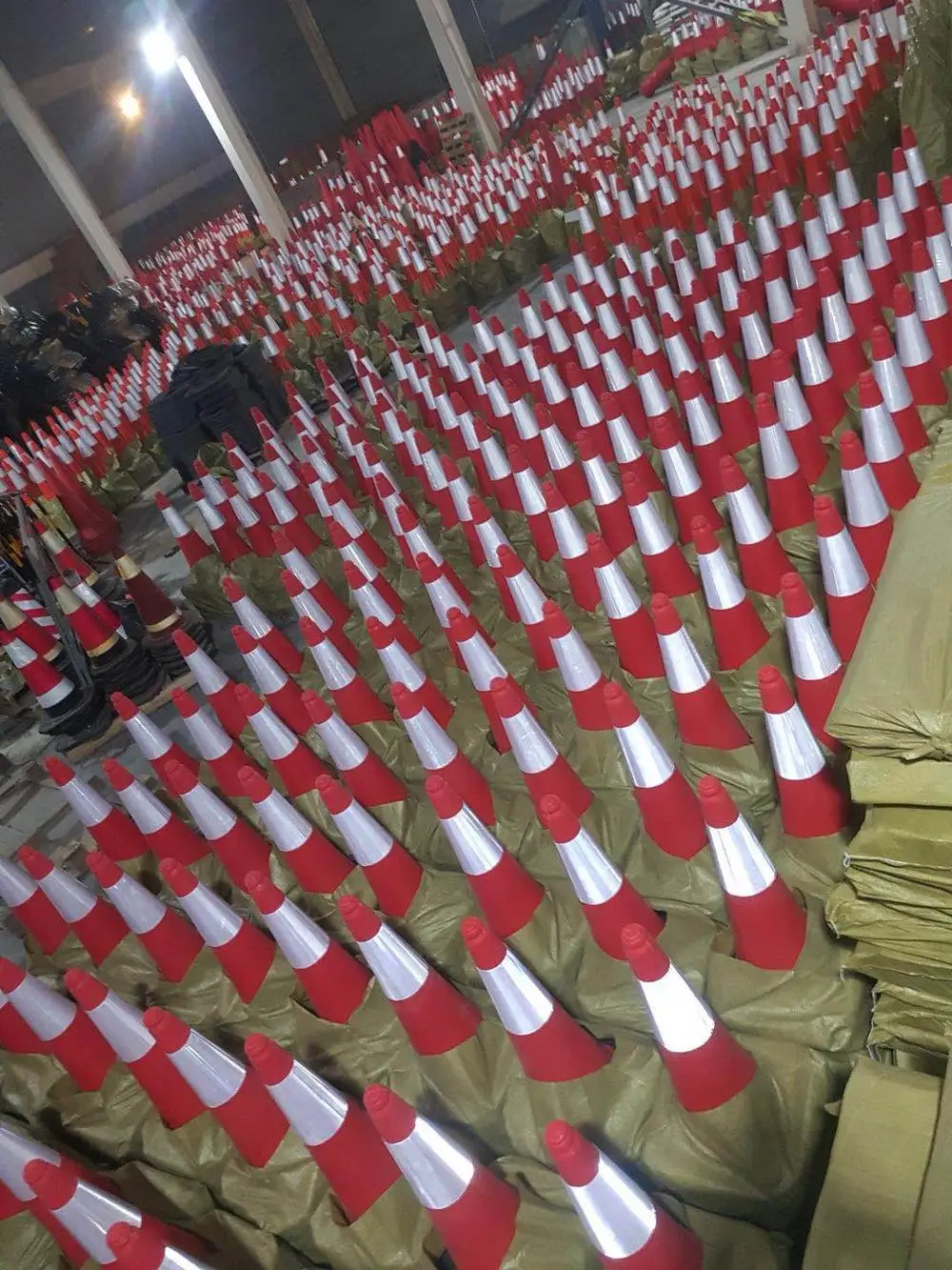 high quality PE traffic cone hot sale 750 1000 reflective traffic cone with reflective tape used on the crossing of road ways