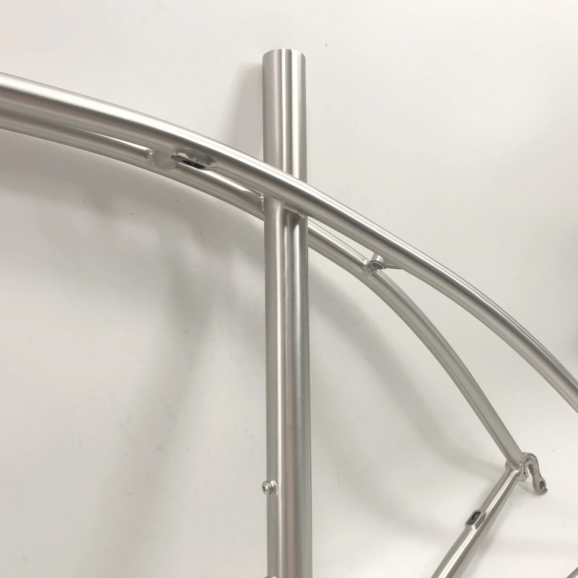 aero road bike frame with  curved tube design for qr 135mm rear hub