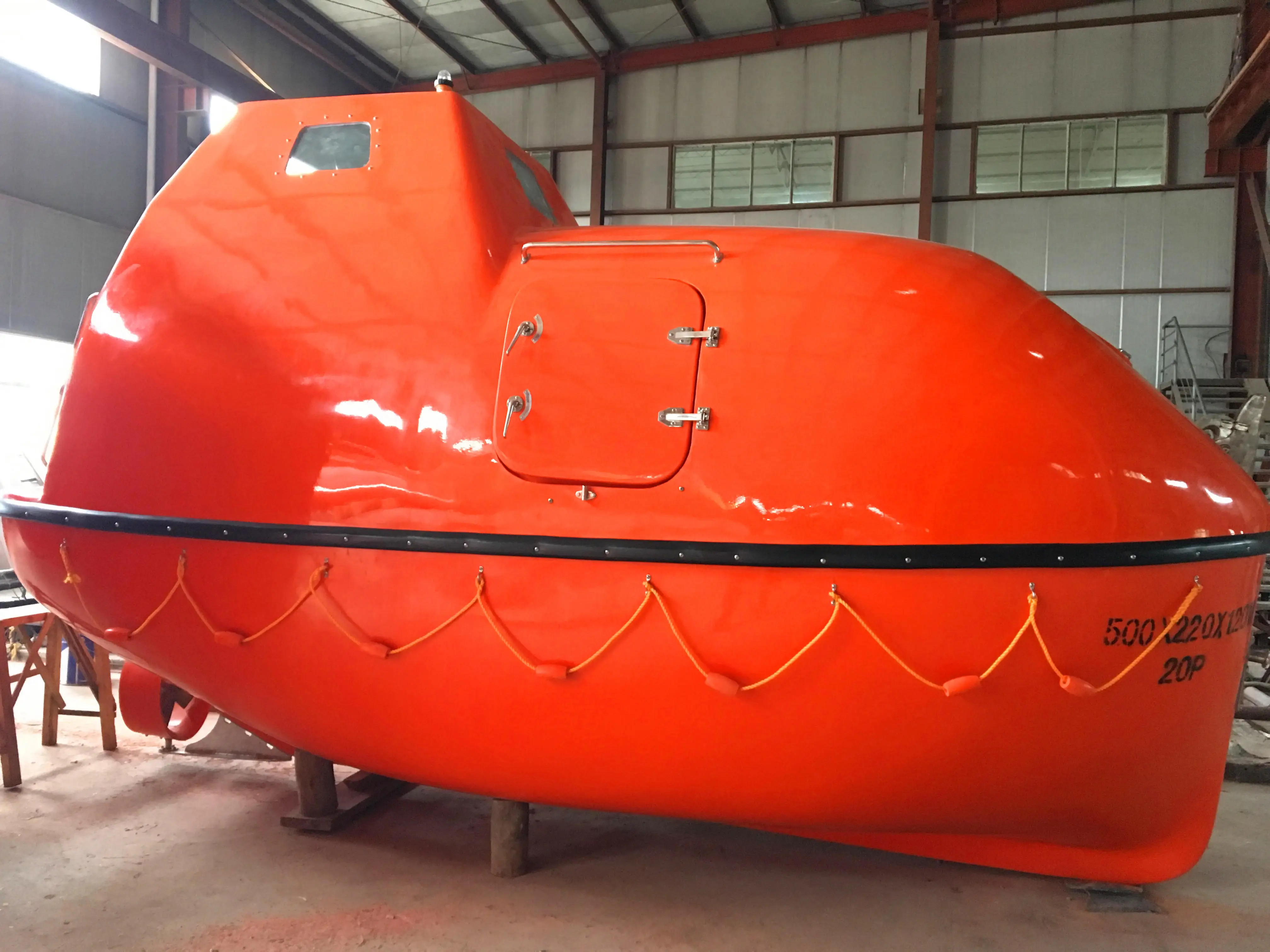 Шлюпки закрытого типа. Спасательные шлюпки с автономной системой воздухоснабжения. Спасательная шлюпка npt50f. Шлюпки закрытого типа. Спасательная шлюпка 3сшр-2м.