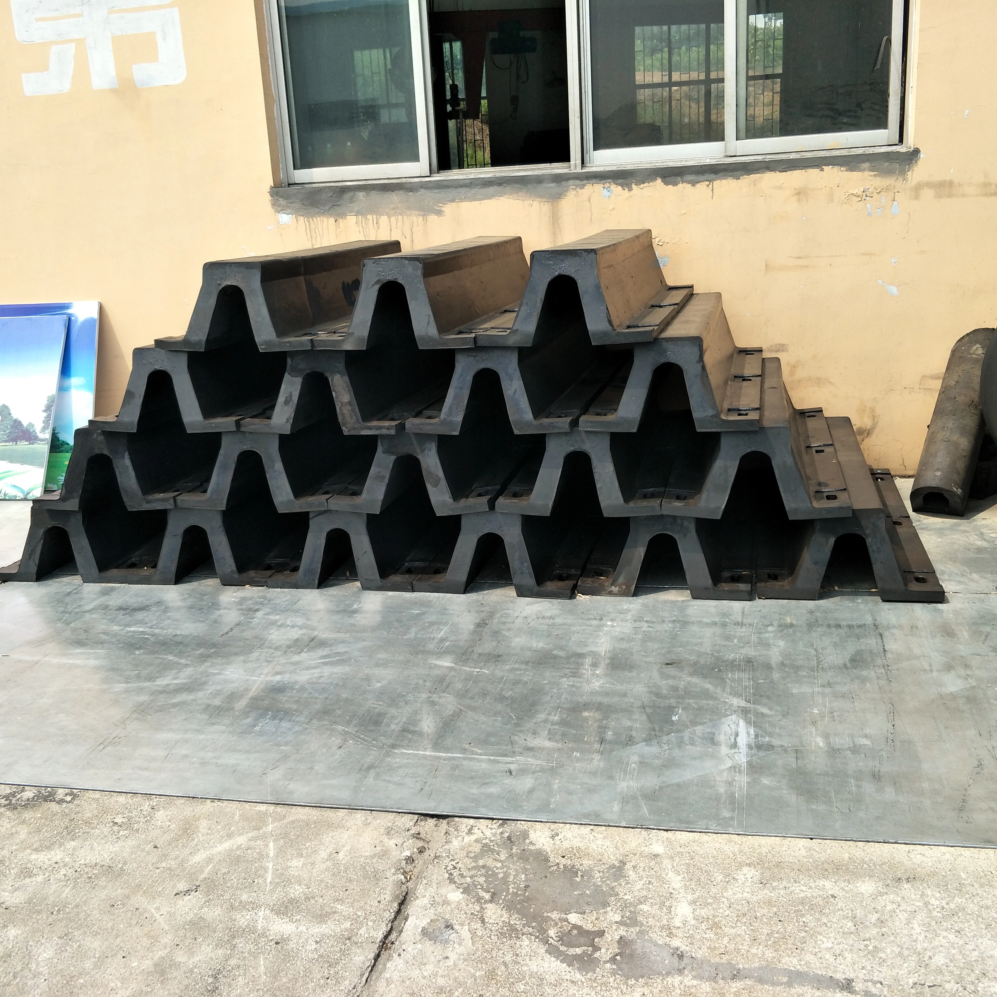 Черные резиновые изделия, арка, морской резиновый брызговик на док-станции