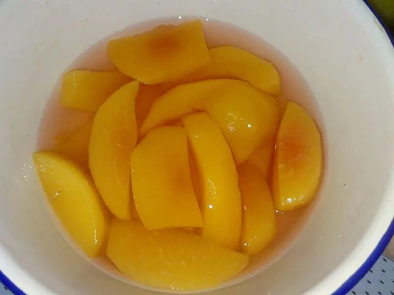 Консервированные фрукты (желтый персик в баночках)