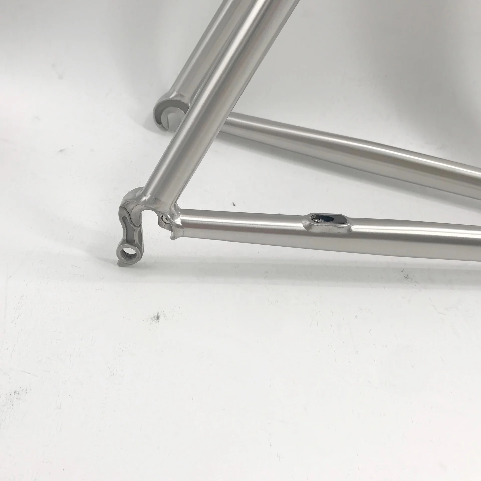 aero road bike frame with  curved tube design for qr 135mm rear hub