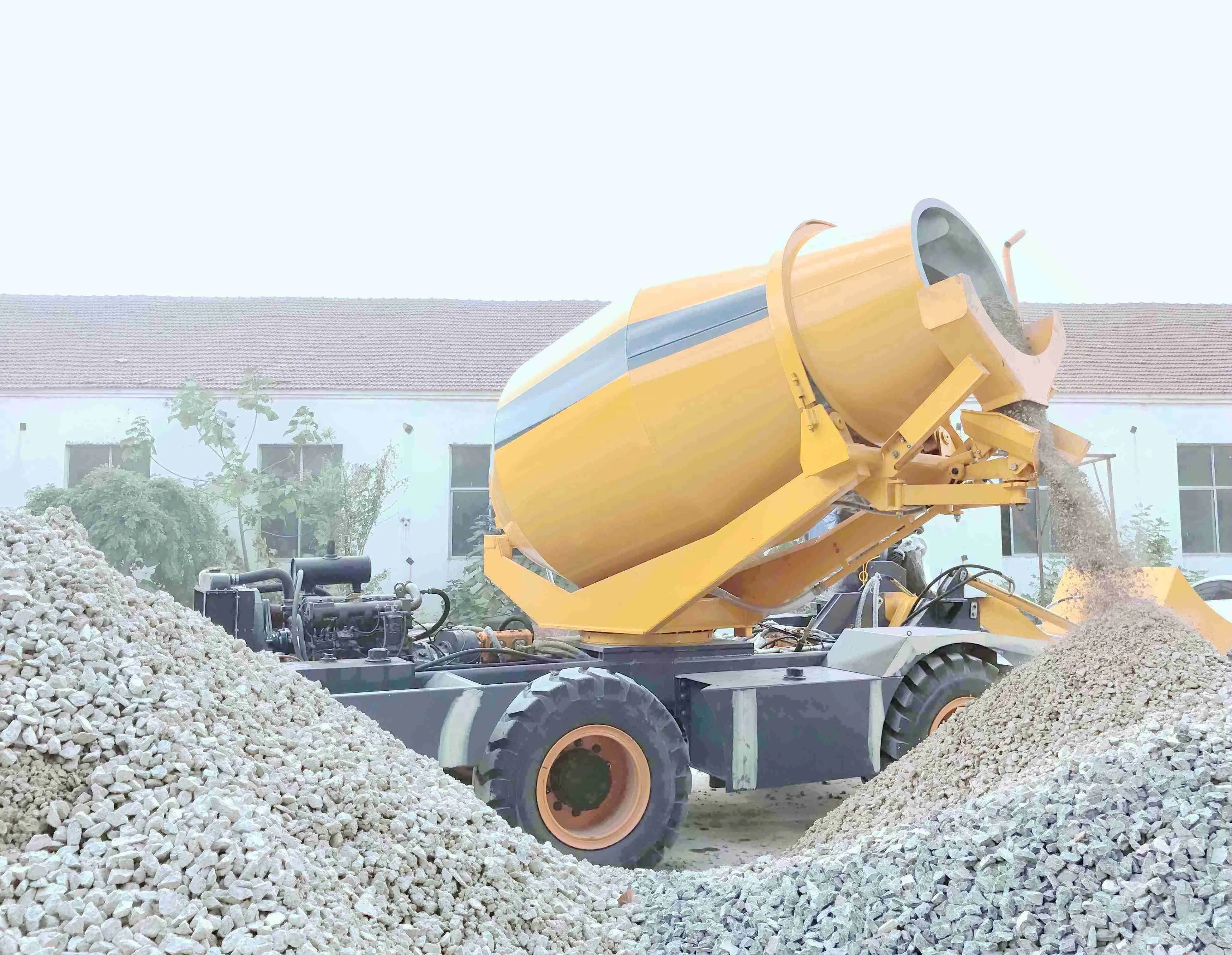 Самозагружающийся бетоносмеситель модели 2,5 м3 с насосом, цена