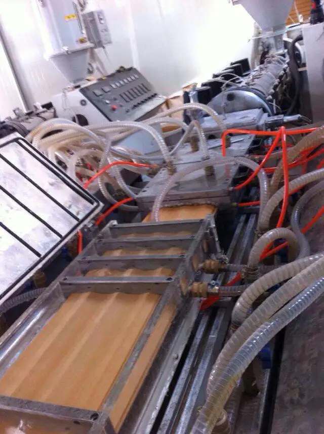 China Factory Laminate Good Service Wpc Flooring Fence Production Line