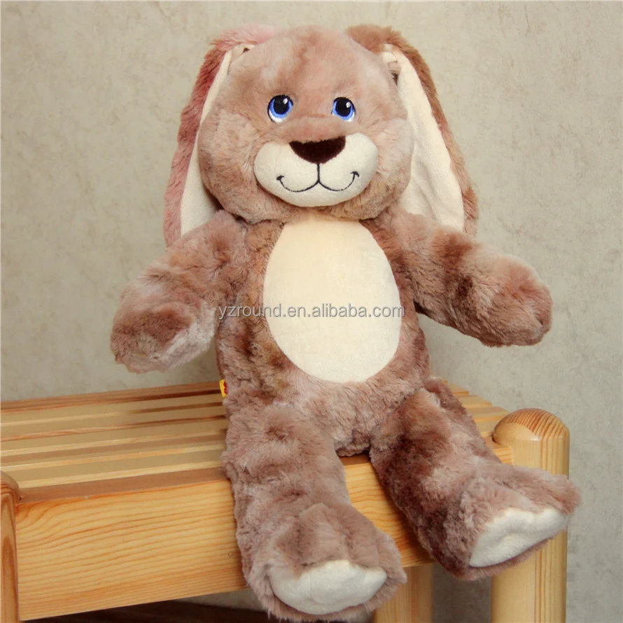 На подкладке из плюша и вещи ребенка Банни