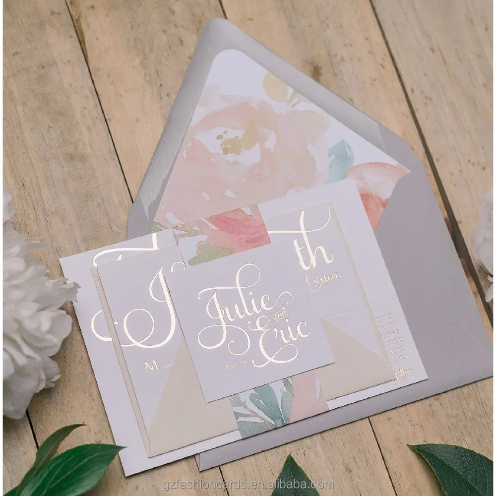 Конверт из фольги цвета розового золота с цветочным узором и подкладкой для свадебного приглашения