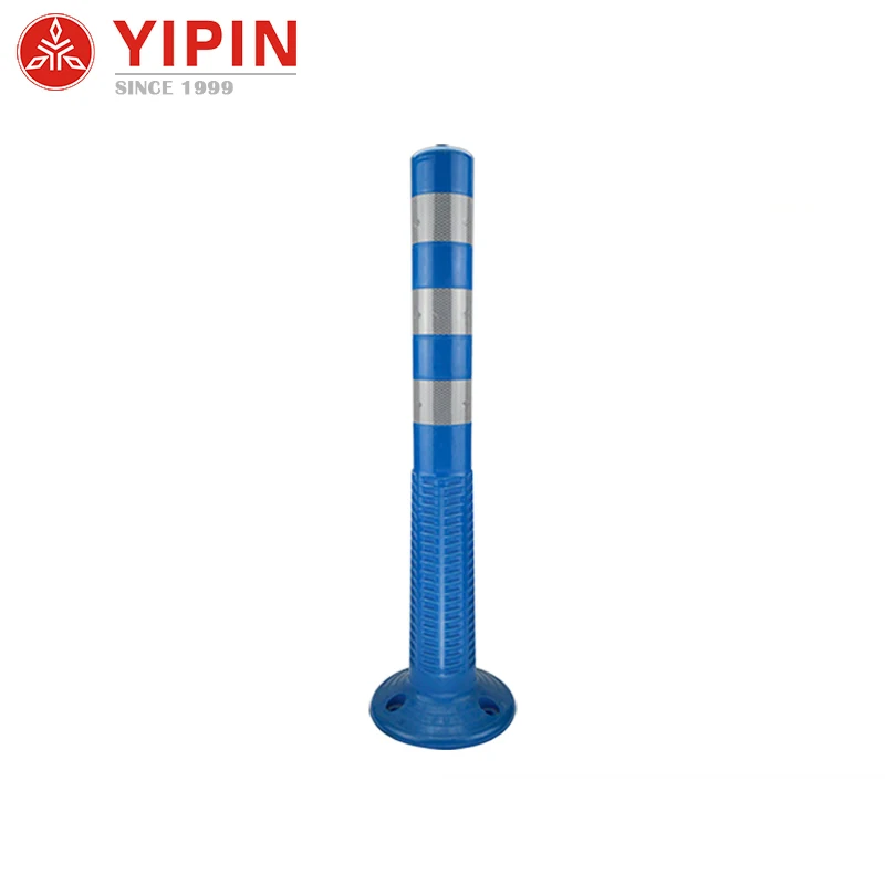Reflective traffic delineator post used in pedestrian walkways