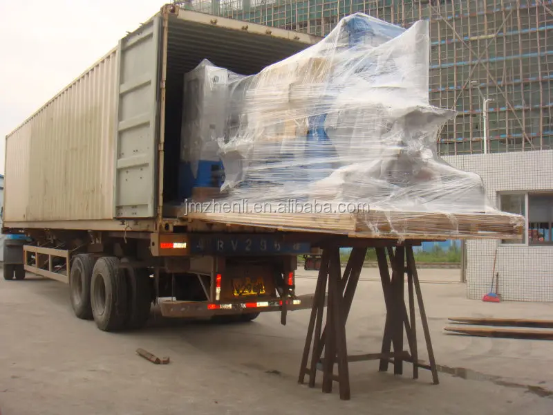 zinc alloy hot chamber die casting machine making metal badge