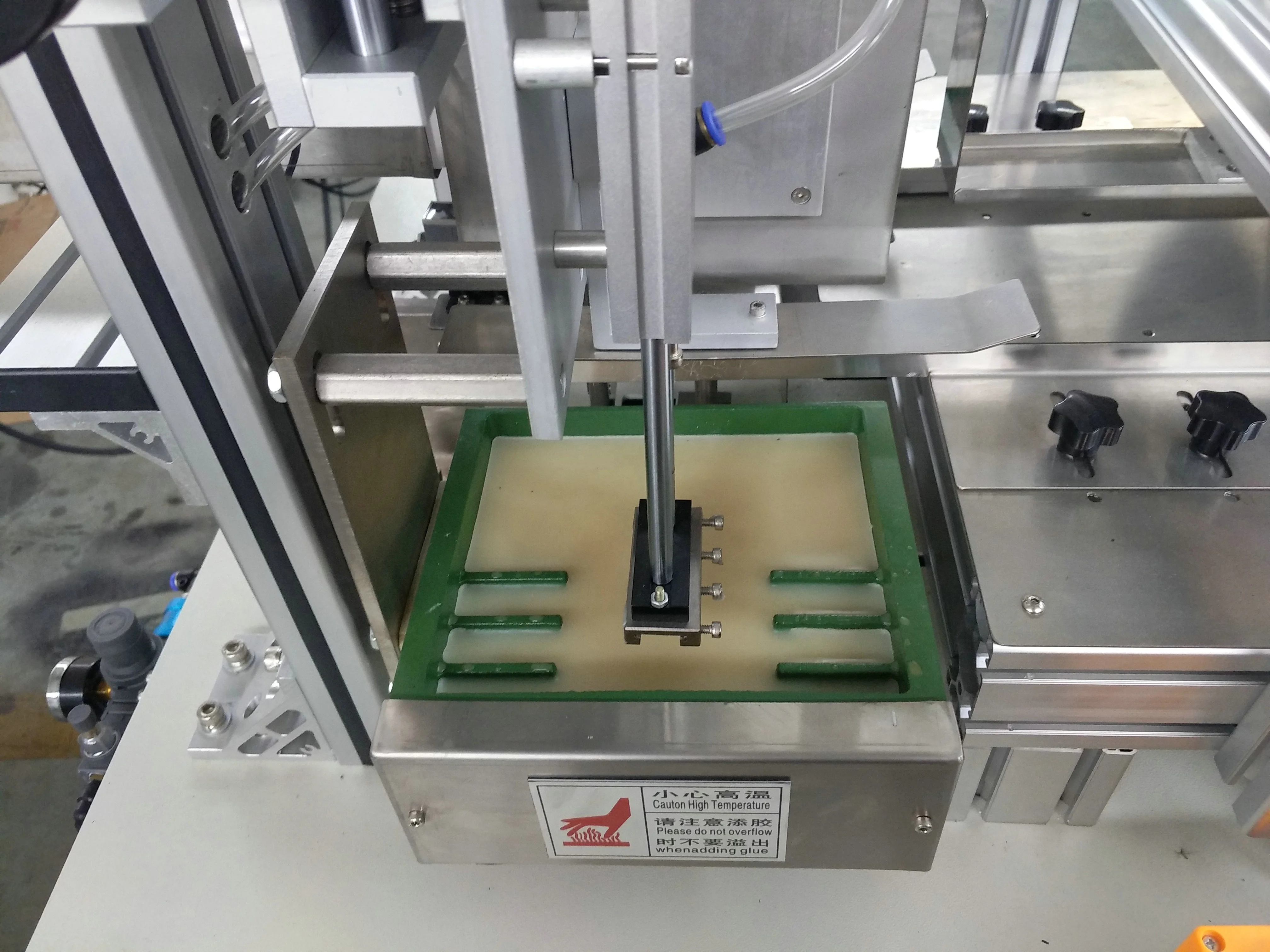 New design mechanical facial tissue box sealing and packing machine