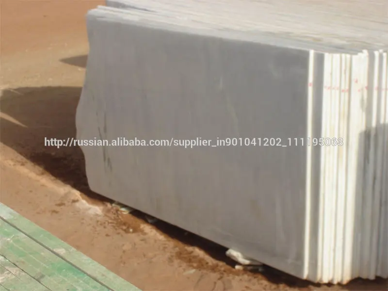 
 белые мраморные плиты  