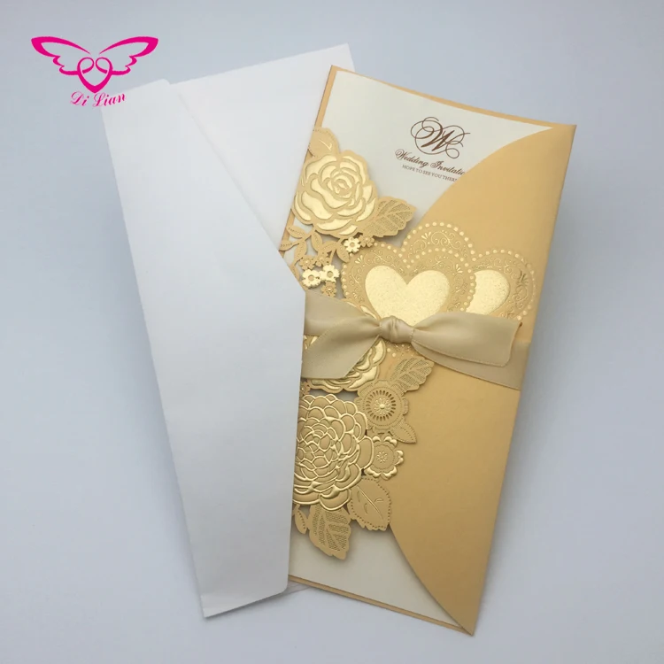 Элегантная пригласительная открытка с изображением цветов и милых сердец