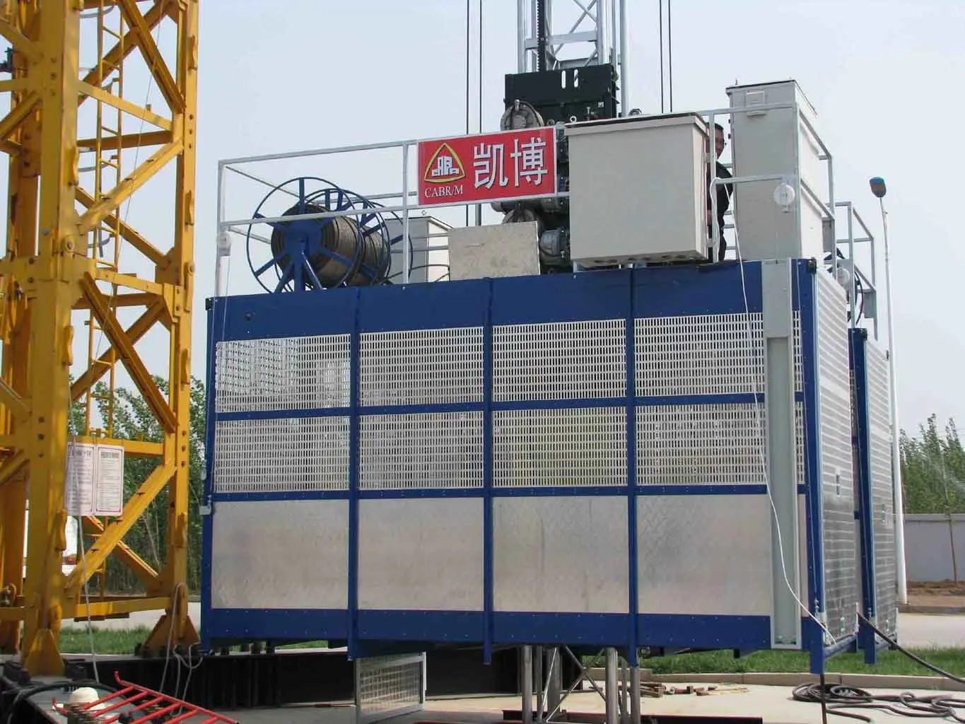 CE approved rack and pinion building hoist for cargo and person