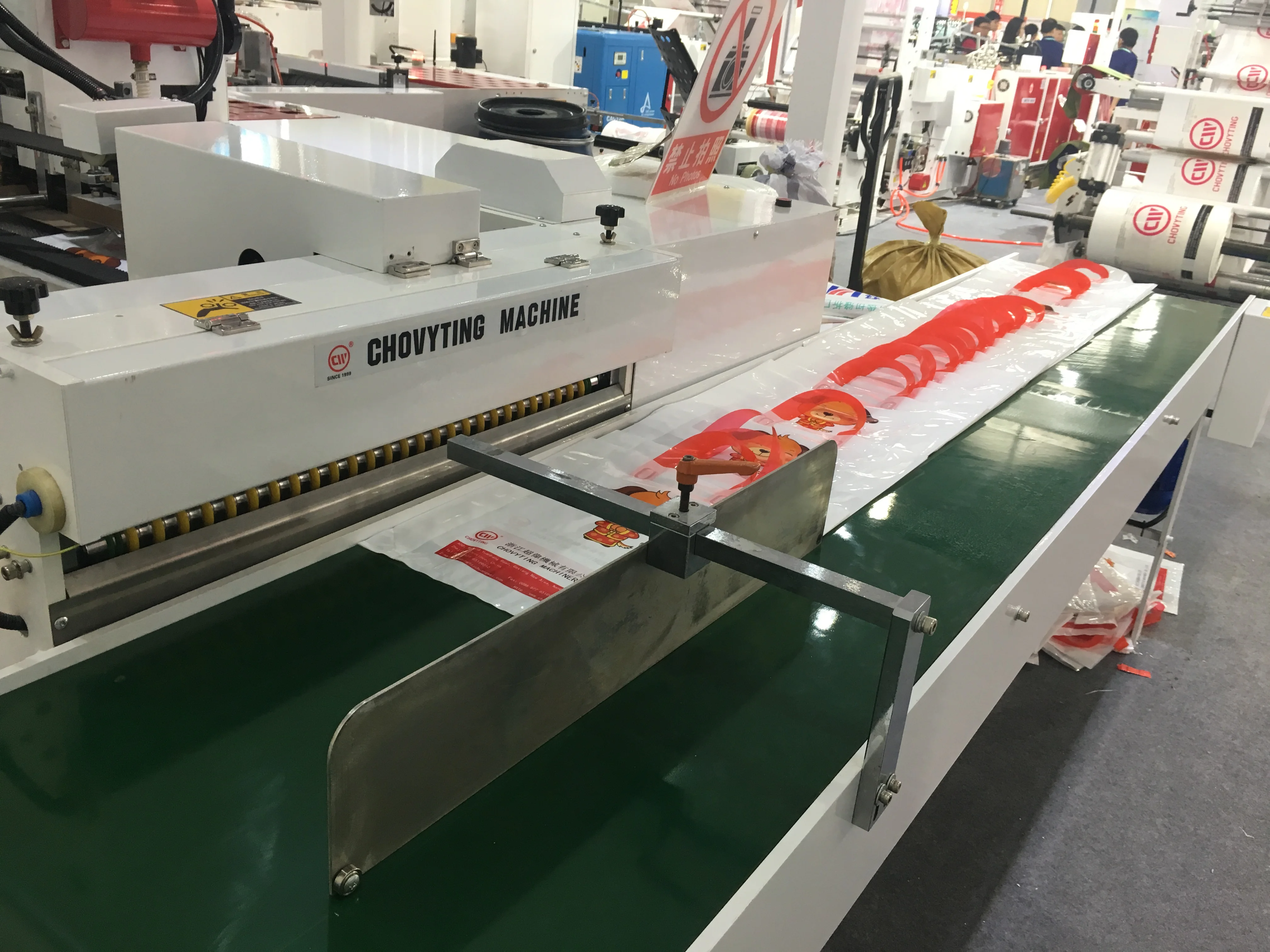 High speed HDPE LDPE PE nylon plastic patch handle bag machine side sealing shipping bag making machine