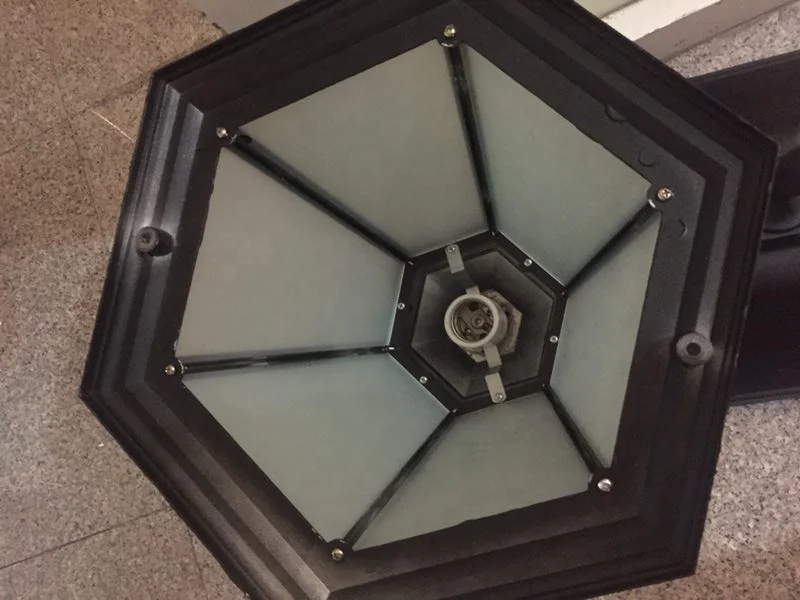 Светодиодный садовый светильник на солнечной батарее